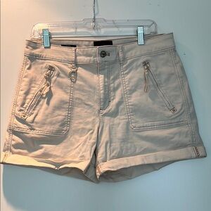 White House black market pret a play - Women's Tan mid rise Shorts 4.5 in